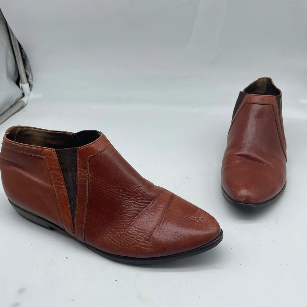 Vaneli Cognac Brown Leather Pointed Toe Ankle Boots Vibram Sole Low Heel Women 7